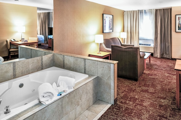 Executive Suite, 1 King Bed with Sofa bed, Jetted Tub, Non Smoking | Premium bedding, pillowtop beds, in-room safe, desk
