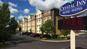 Señal de hotel para Crystal Inn Hotel Suites que anuncia desayuno gratuito.