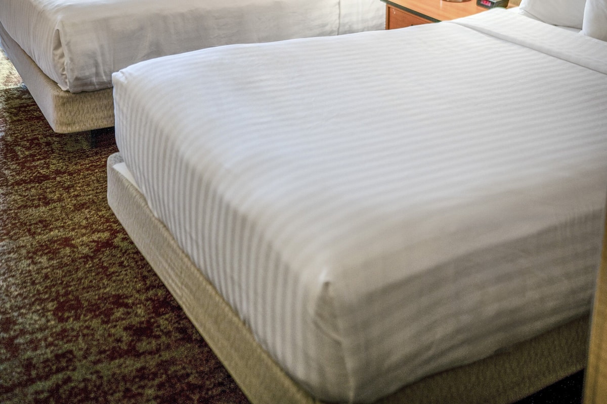 Standaard kamer, 2 queensize bedden, niet-roken | Luxe beddengoed, pillowtop-bedden, een kluis op de kamer, een bureau