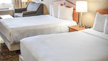 أغطية فراش متميزة وأسرّة بطبقة علوية مريحة وخزنة داخل الغرفة ومكتب