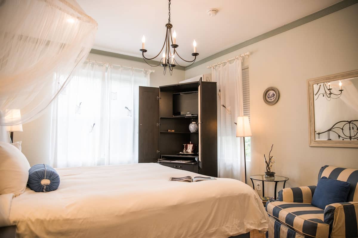 Frigobar, cofres nos quartos, escrivaninha, cortinas blackout