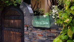 Déjeuner et dîner servis sur place, vue sur la piscine 