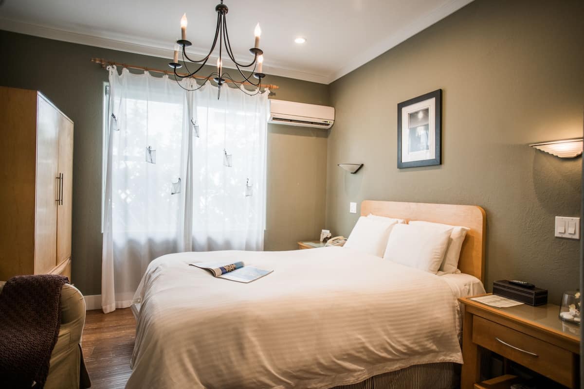 Frigobar, cofres nos quartos, escrivaninha, cortinas blackout