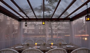 Dîner et souper servis sur place, vue sur la piscine 