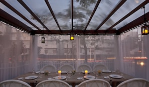 Dîner et souper servis sur place, vue sur la piscine 