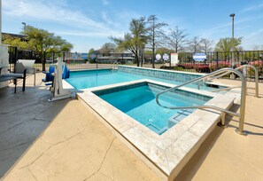 Outdoor pool, open 10:00 AM to 10:00 PM, pool loungers - Holiday Inn Express & Suites Dallas Park Central Northeast by IHG (Dallas)