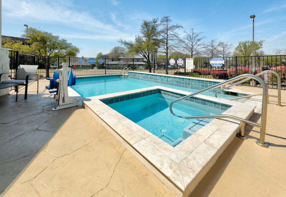 Holiday Inn Express & Suites Dallas Park Central Northeast, an IHG Hotel photo 4