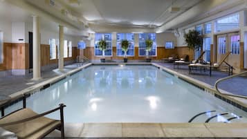 Inomhuspool med öppettider 07.00 till 21.00, och solstolar