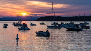 Una marina con diverse imbarcazioni ormeggiate al tramonto.