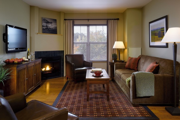 Flachbildfernseher, DVD-Player, BĂŒcher