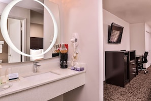 Tina con regadera, amenidades de baño gratuitas, secadora de cabello 