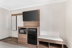 In-room safe, desk, iron/ironing board, cribs/infant beds - Quality Inn & Suites Beaumont (Beaumont)