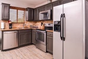 In-room safe, desk, iron/ironing board, cots/infant beds - Quality Inn & Suites Beaumont (Beaumont)