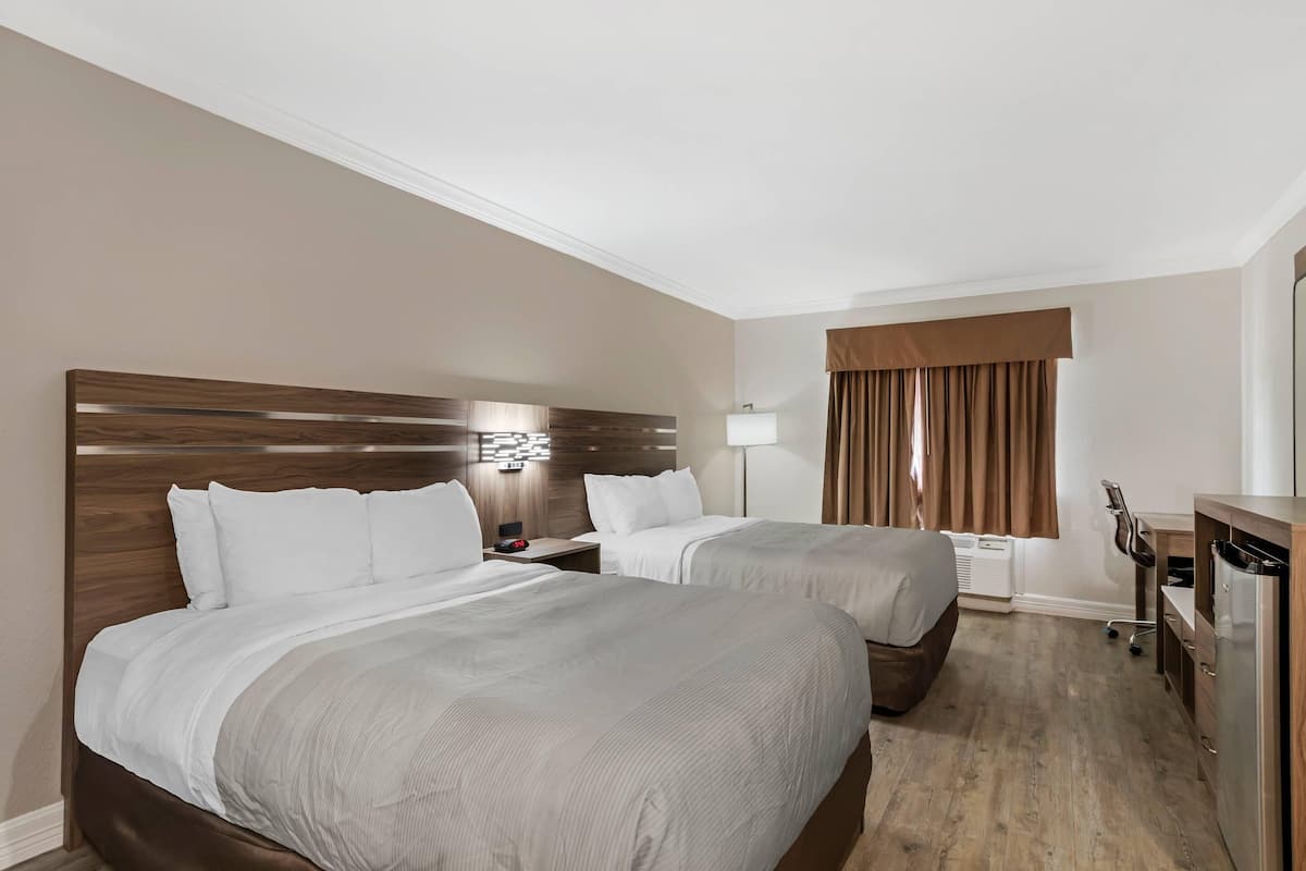 Standard Room, 1 Queen Bed, Non Smoking | In-room safe, desk, iron/ironing board, cribs (surcharge)