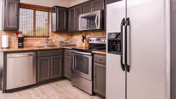 1 bedroom, in-room safe, desk, iron/ironing board