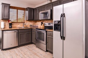 ตู้นิรภัยในห้องพัก, โต๊ะทำงาน, เตารีด/โต๊ะรีดผ้า, เปล/เตียงเด็กอ่อน