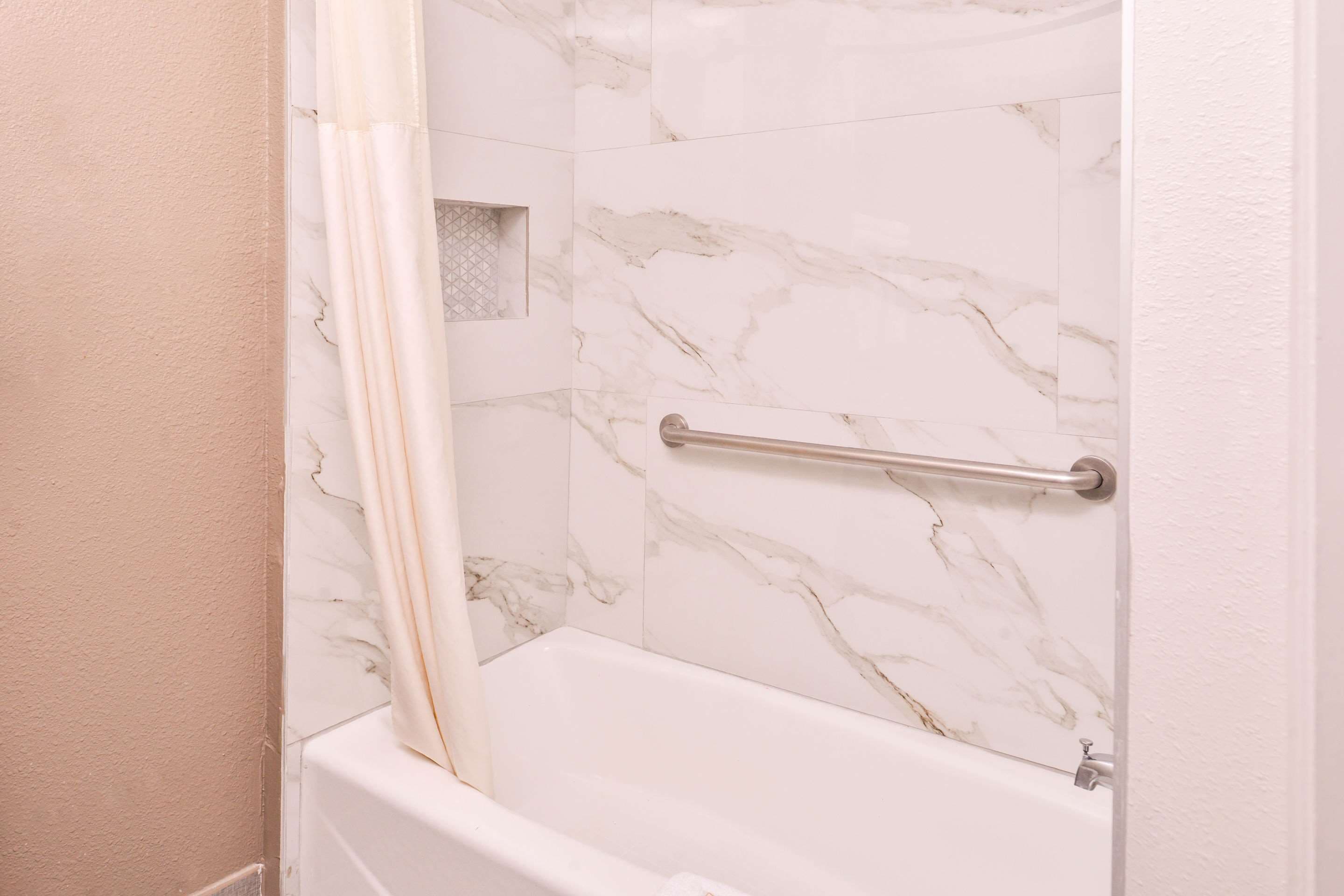 Combined shower/tub, free toiletries, hair dryer, towels