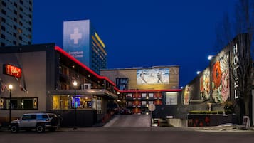Overnatningsstedets facade – aften/nat