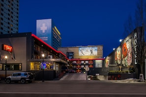 Fassade der Unterkunft – Abend/Nacht