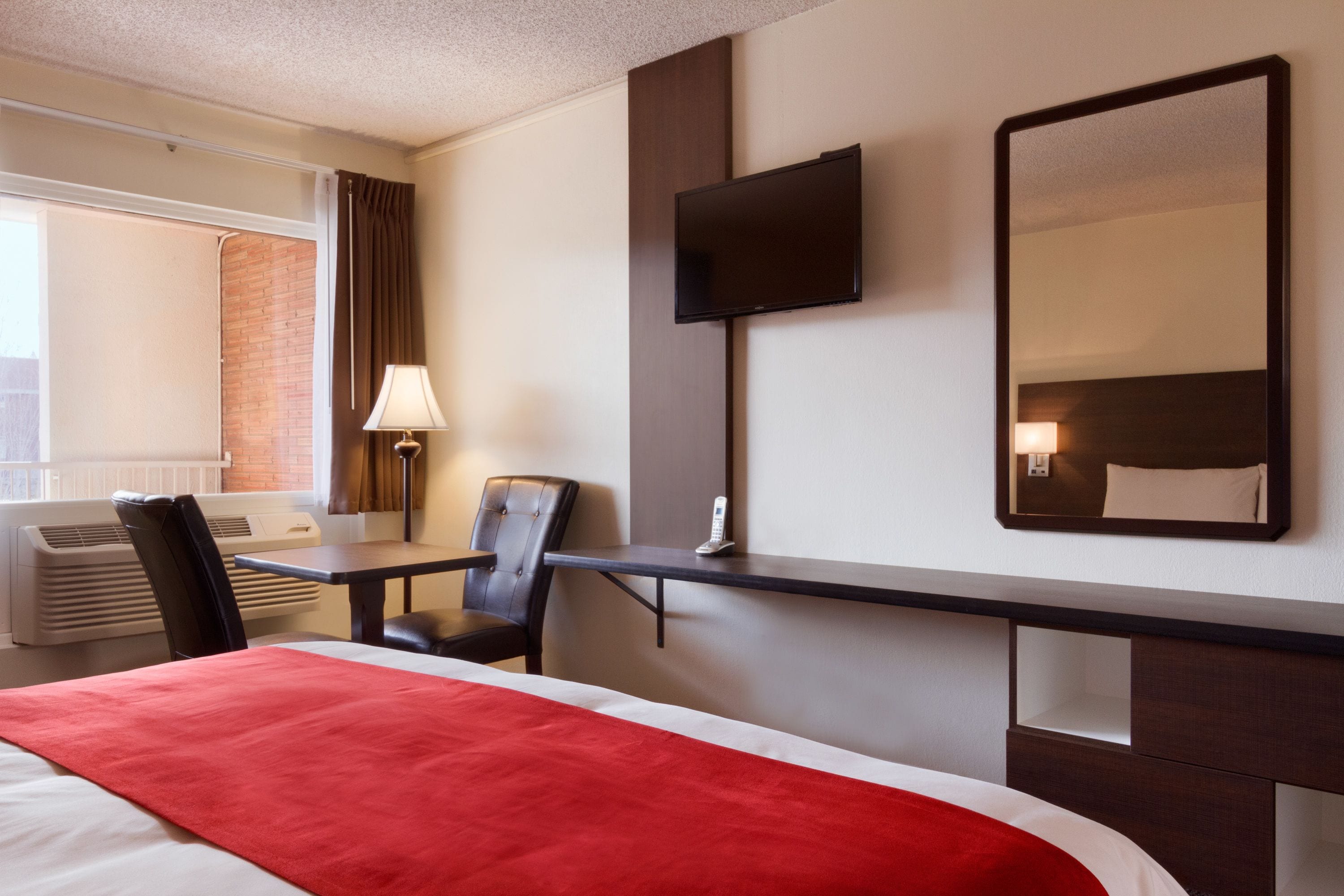 Chambre, 1 très grand lit, non-fumeurs | Coin séjour | Télévision à écran plat