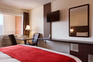 Room, 1 King Bed, Non Smoking | Living area | Flat-screen TV