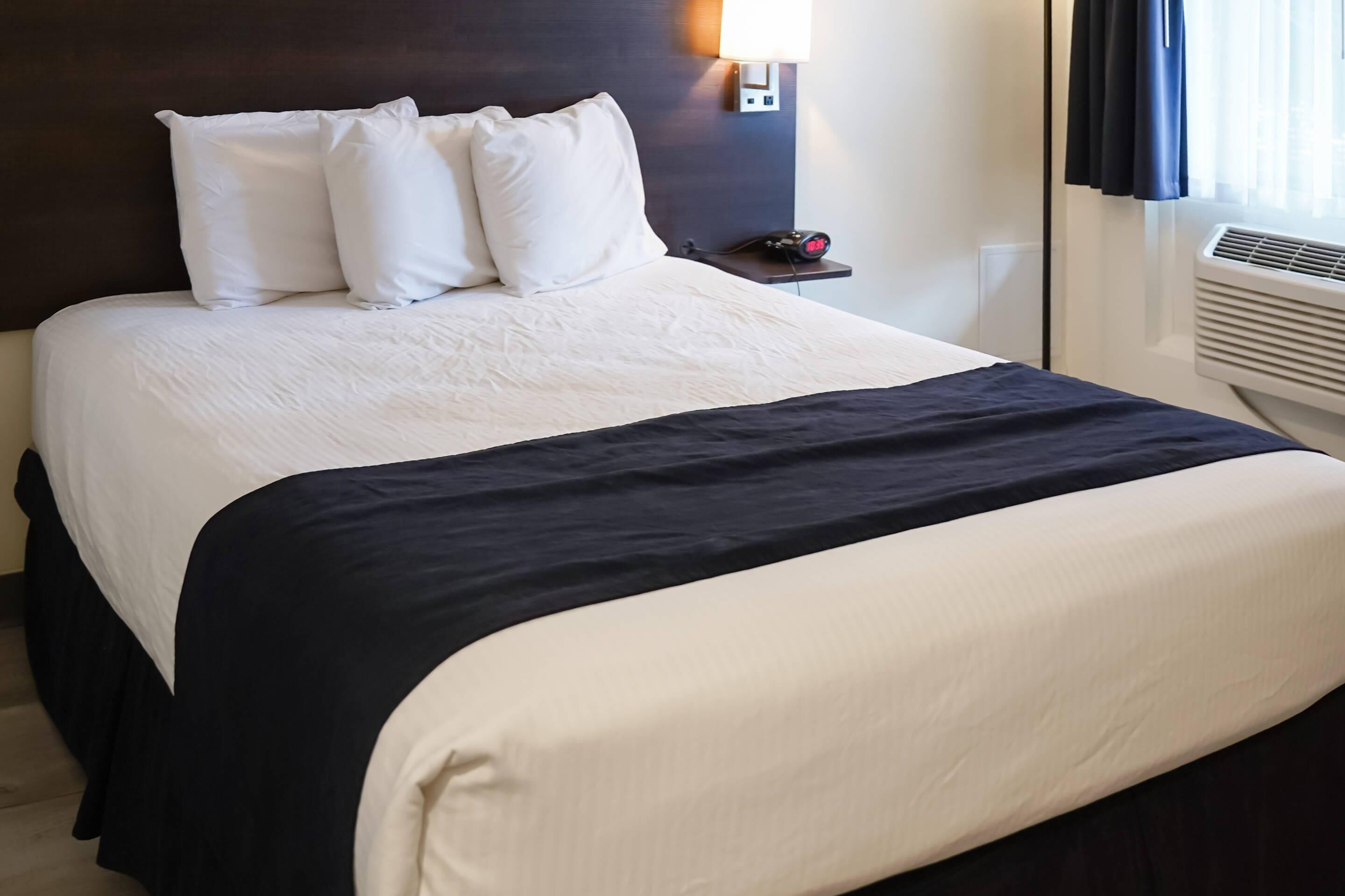 Standard Room, 1 Queen Bed, Non Smoking | Premium bedding, pillowtop beds, desk, laptop workspace