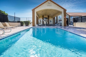 Piscina externa, espreguiçadeiras