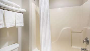 Een bad/douchecombinatie, gratis toiletartikelen, een haardroger