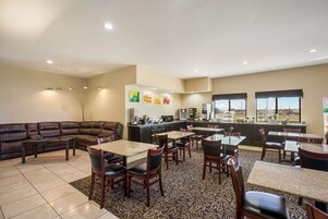 Café da manhã com buffet grátis todos os dias