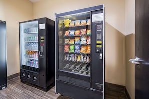 Deux distributeurs automatiques proposant une variété de collations et de boissons.