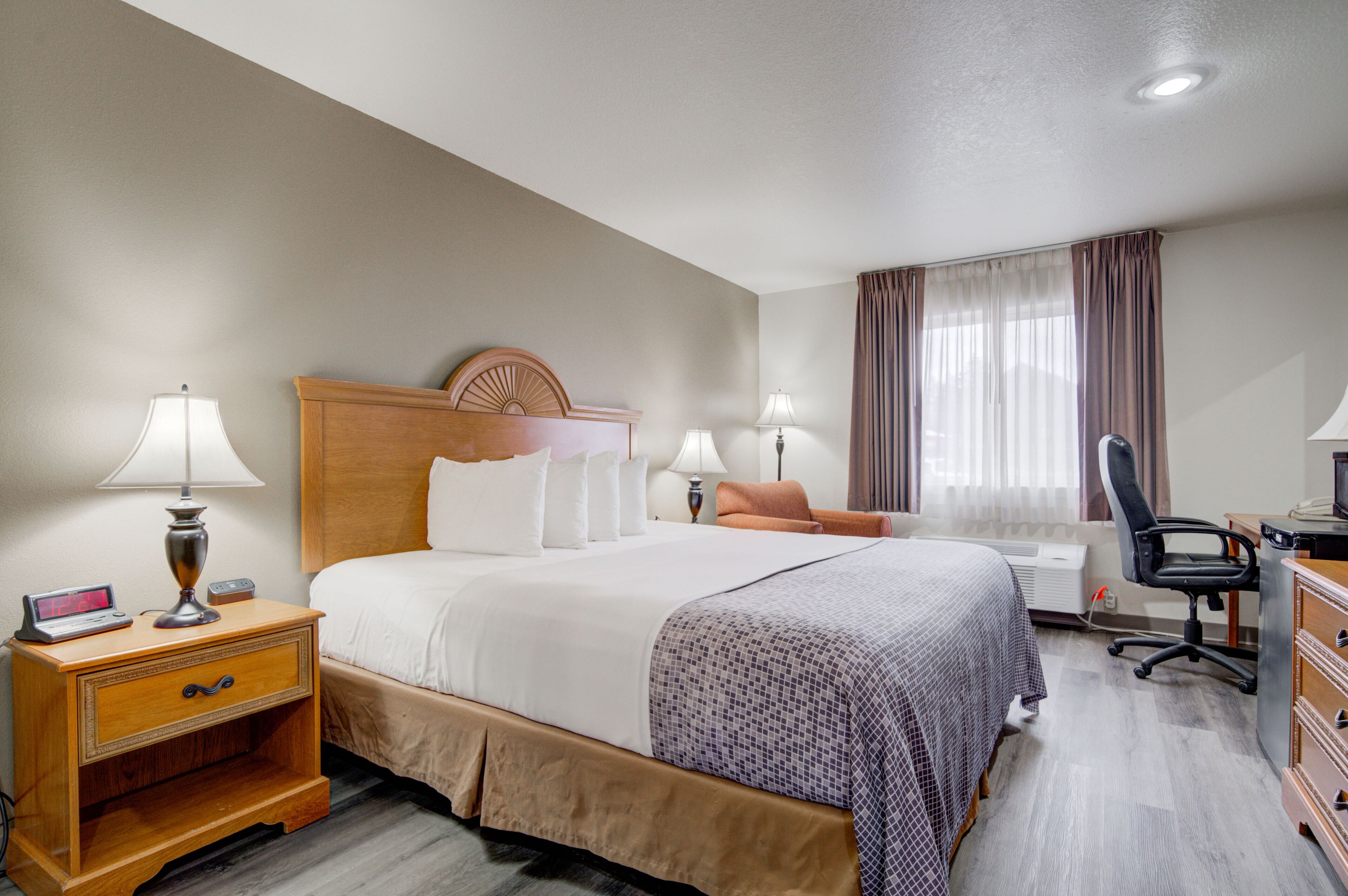 Seprai premium, brankas, meja kerja, dan kedap suara