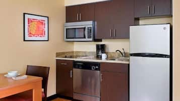 Geladeira, micro-ondas, cooktop, lava-louças