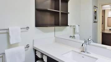 Ensemble douche/baignoire, articles de toilette gratuits, sèche-cheveux