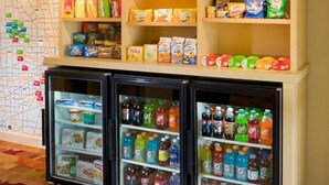 Een automaat met snacks en dranken, waaronder Nilla wafers, Doritos en Gatorade.