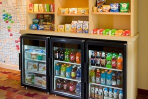 Een automaat met snacks en dranken, waaronder Nilla wafers, Doritos en Gatorade.