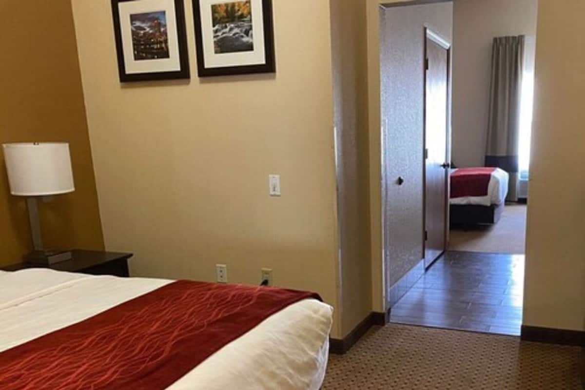 Premium bedding, in-room safe, desk, laptop workspace