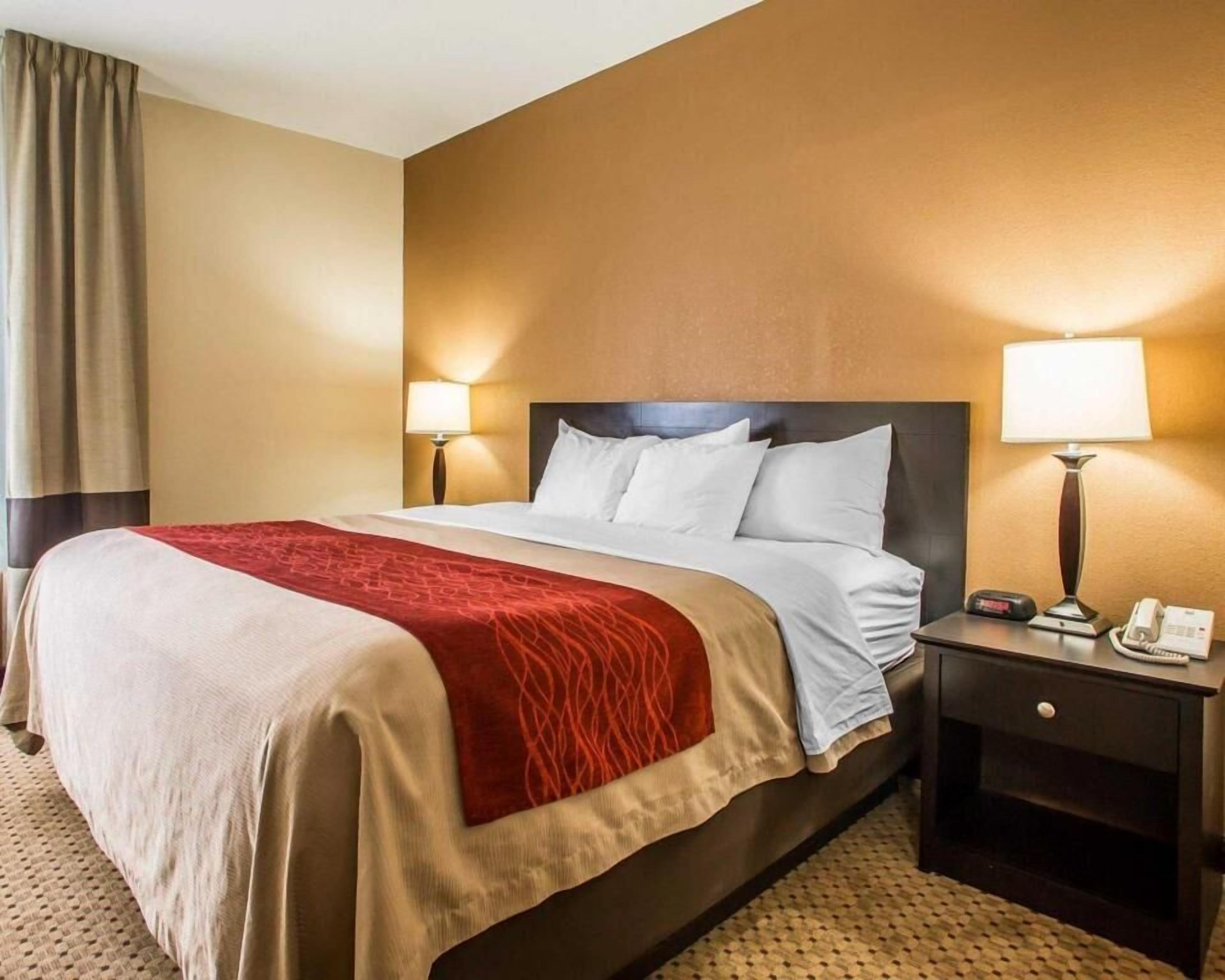Premium bedding, in-room safe, desk, laptop workspace