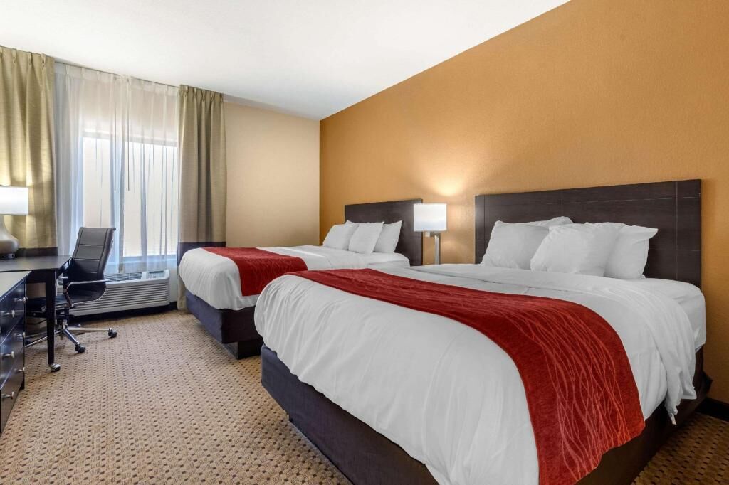 Premium bedding, in-room safe, desk, laptop workspace