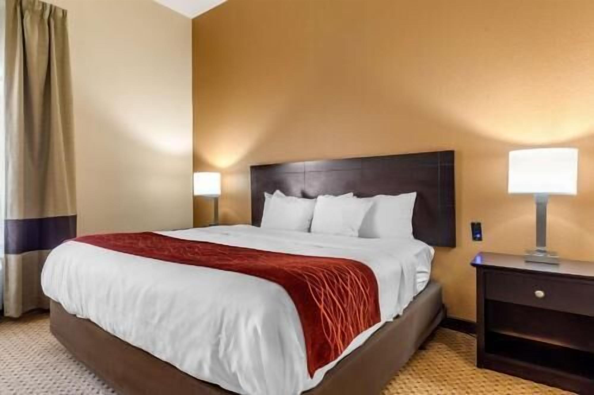 Premium bedding, in-room safe, desk, laptop workspace