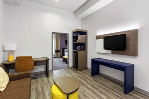 Suíte, 1 cama King, para não fumantes, banheira de hidromassagem | Roupas de cama premium, cofres nos quartos, escrivaninha