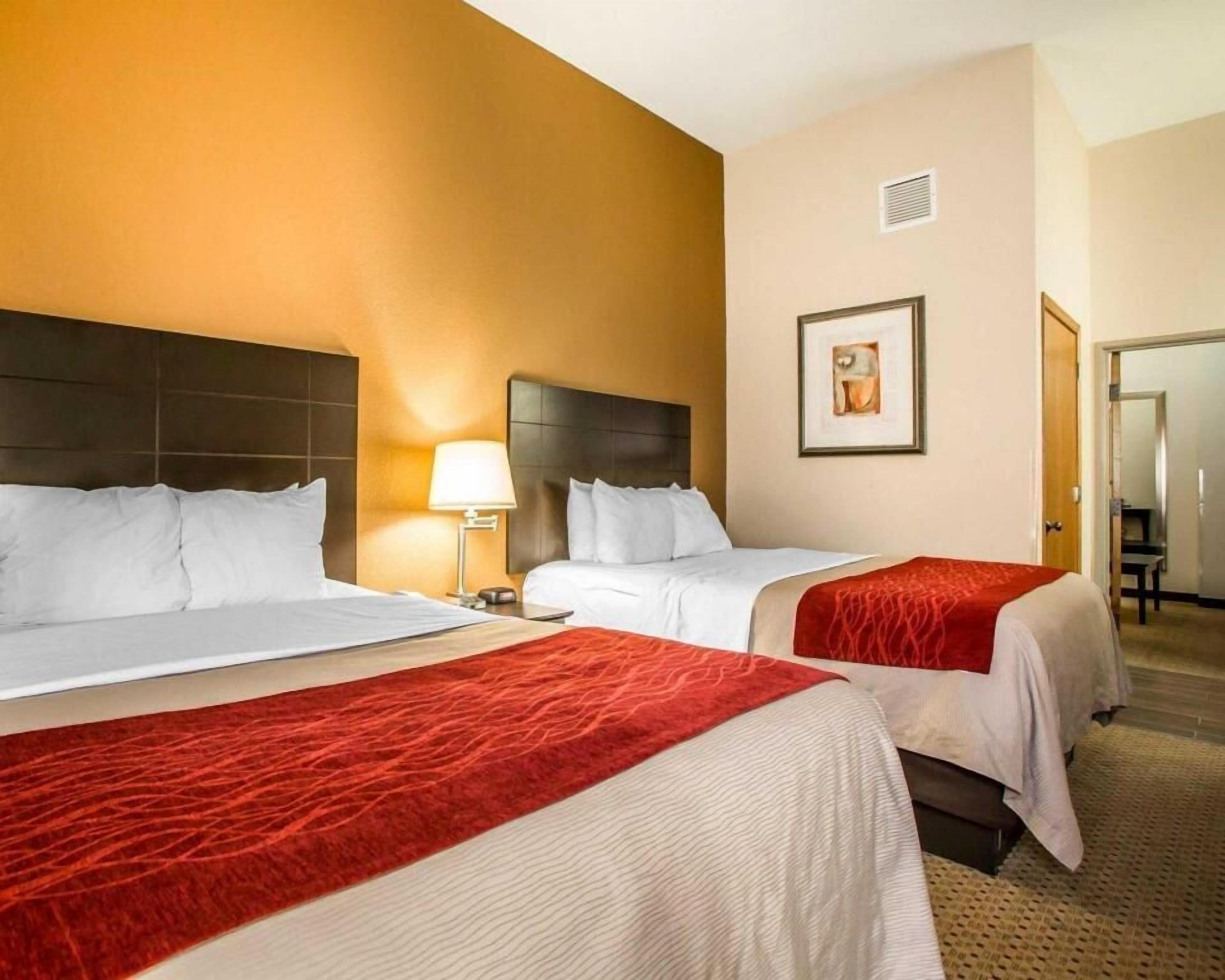 Premium bedding, in-room safe, desk, laptop workspace