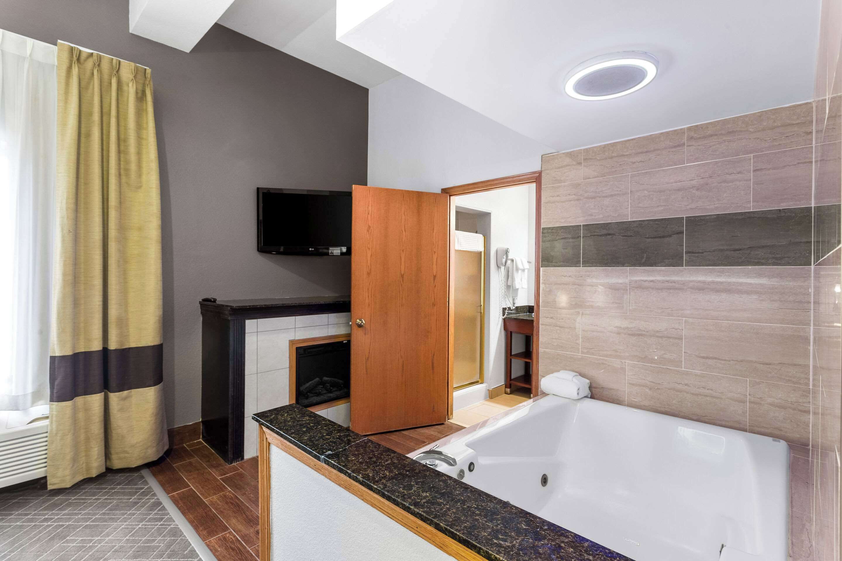 suite, 1 king bed, non smoking, jetted tub | premium bedding, in-room safe, desk, laptop workspace
