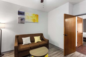 Roupas de cama premium, cofres nos quartos, escrivaninha