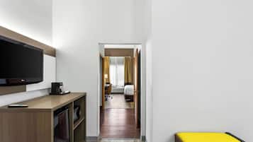 Luxe beddengoed, een kluis op de kamer, een bureau, een laptopwerkplek