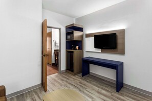 Suíte, 1 cama King e sofá-cama, para não fumantes | Roupas de cama premium, cofres nos quartos, escrivaninha