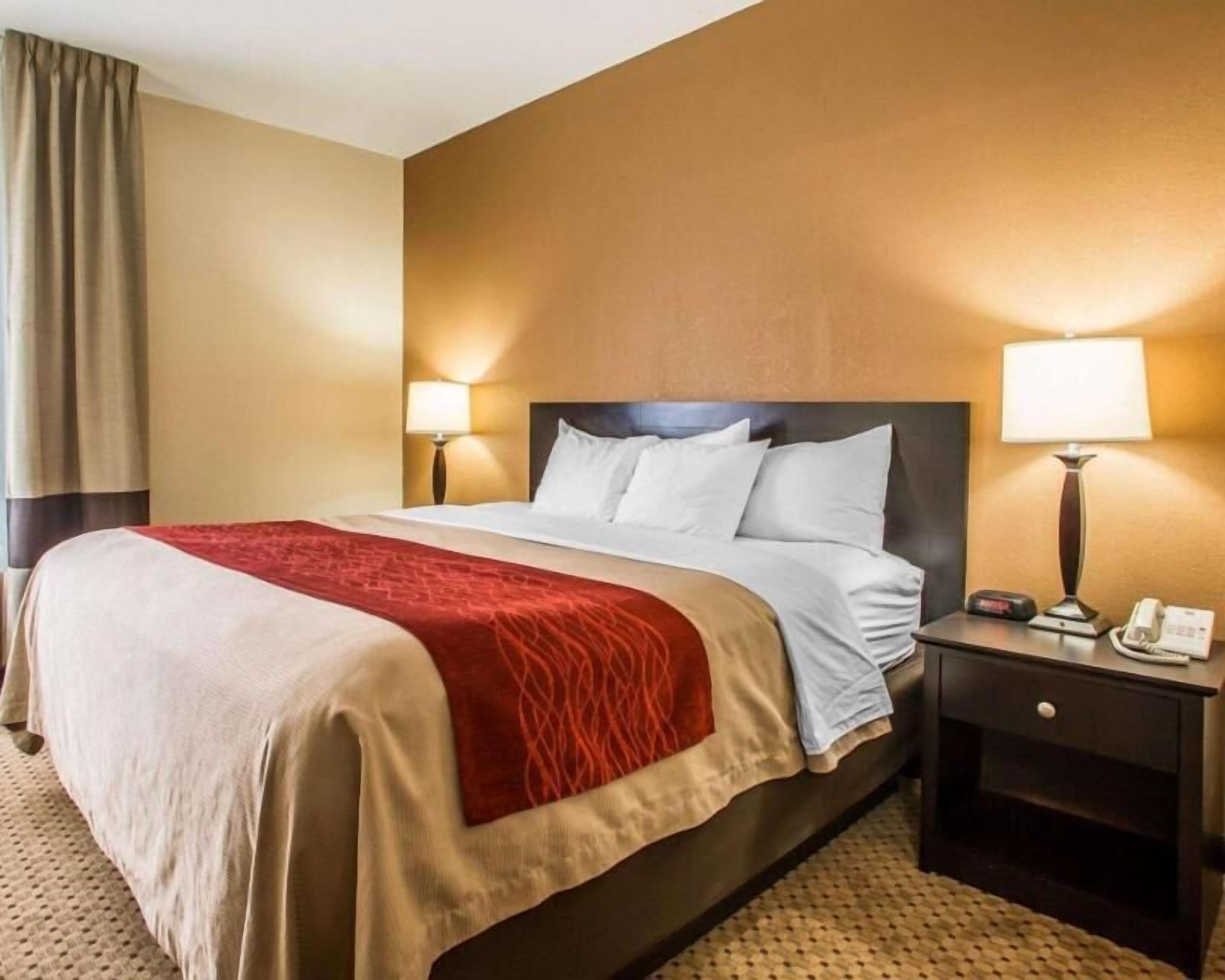 Premium bedding, in-room safe, desk, laptop workspace