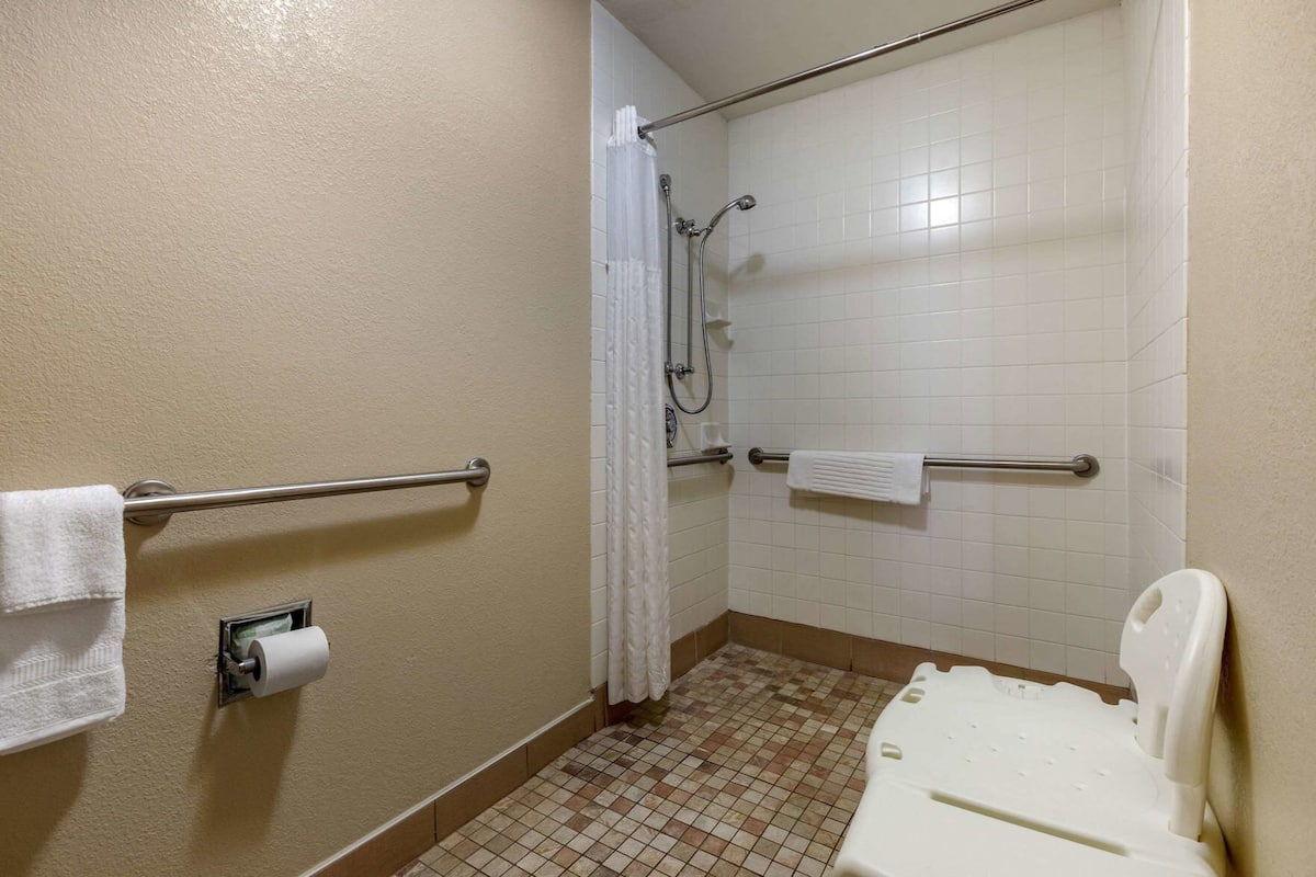 Bathroom | Free toiletries, hair dryer, towels, toilet paper