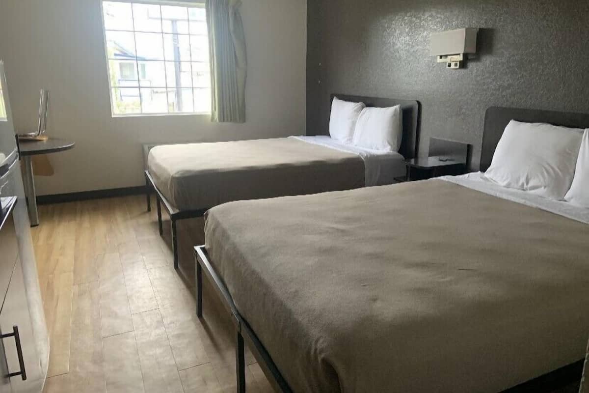 Standard Studio, 2 Queen Beds, Non Smoking, Kitchen | Bed sheets