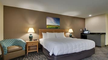 Een bureau, een strijkplank/strijkijzer, gratis wifi, beddengoed