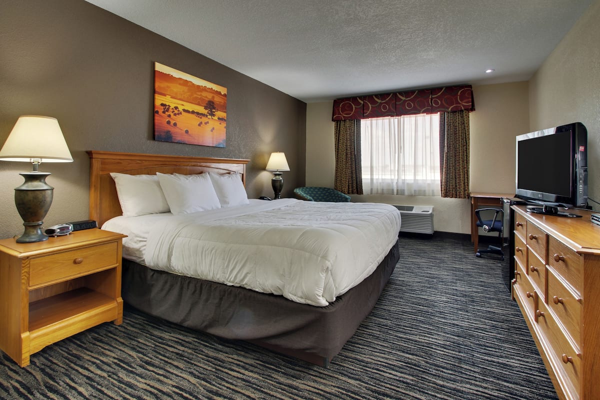 Escritorio, tabla de planchar con plancha, wifi gratis y ropa de cama